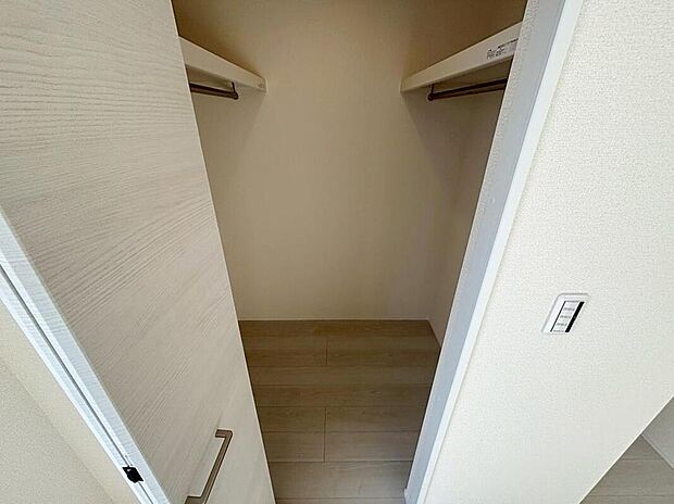 【収納】2号棟 ウォークインクローゼット
広々とした空間の為、カビや湿気の予防もできます♪
衣類だけでなく、スーツケースや季節家電などの大きな物も収納可能です♪