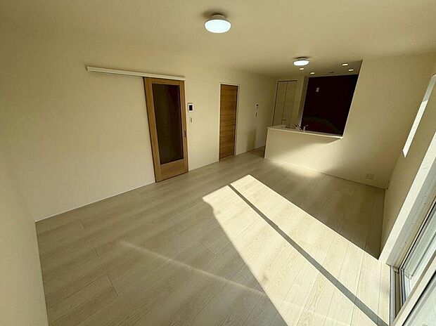 【リビング】2号棟
陽光ふりそそぐ明るい15.75帖のリビング。
対面式キッチンは、家事をしながら家族の様子が一目でわかる安心&便利設備♪