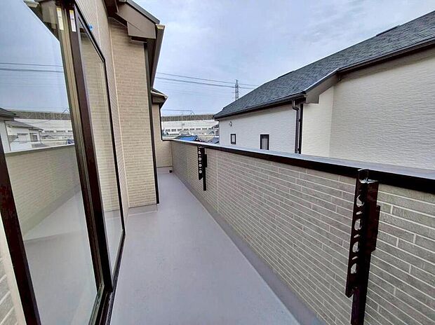 【バルコニー】B号棟
奥行を広めに取ったワイドバルコニー♪
家族分の洗濯物もしっかり干せます。
南向きで日当たりも良く、毎日のお洗濯が楽しくなりそう♪