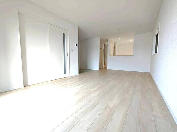 【リビング】2号棟
陽光ふりそそぐ明るい17.2帖のリビング。
対面式キッチンは、家事をしながら家族の様子が一目でわかる安心&便利設備♪