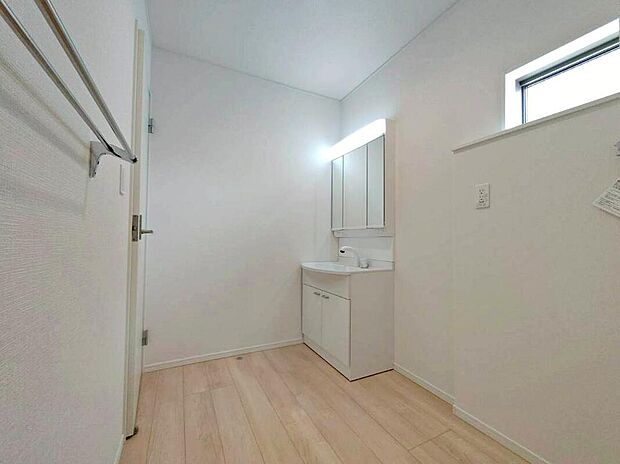 【洗面台・洗面所】2号棟
暮らしを快適にする洗面化粧台収納力と機能性に優れた使いやすい設備で、忙しい朝の身支度もスムーズに♪
水回りの掃除用具などをしまっておくのに便利♪