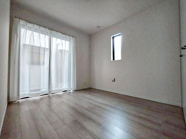 【リビング以外の居室】LDKと隣接した約5.25帖の洋室。
洋室は、リビングから目が届く場所なので、お子様の遊び部屋・お昼寝スペースとして使うのもオススメです♪