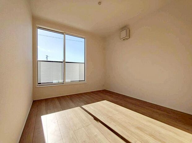 【リビング以外の居室】2号棟
バルコニーに直接アクセスできる居室です!
室内の空気を効率よく入れ替えることができ、夏場や湿気の多い時期には便利です♪