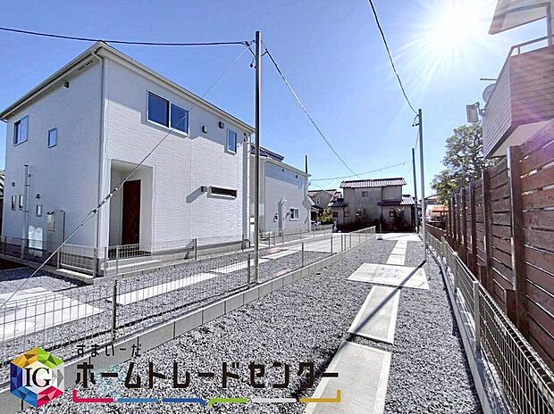 【前面道路含む現地写真】東側約1.8m、南側3.6mの道路です。
交通量も少なく、駐車も落ち着いて行える環境になっています。