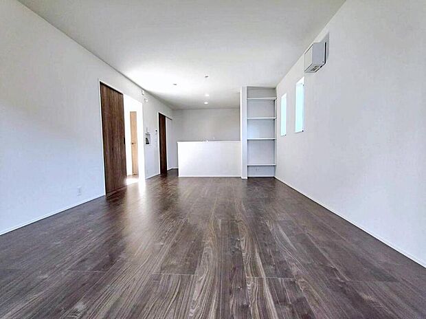 【リビング】2号棟
陽光ふりそそぐ明るい約16帖のリビング。
対面式キッチンは、家事をしながら家族の様子が一目でわかる安心&便利設備♪