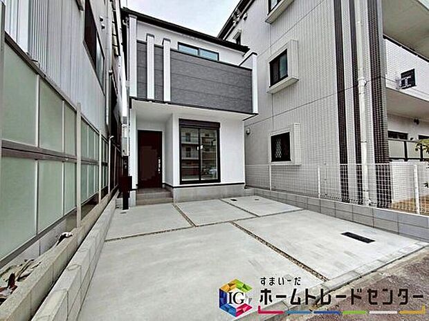 【現地外観写真】シンプルなデザインながらおしゃれな配色の外観です♪