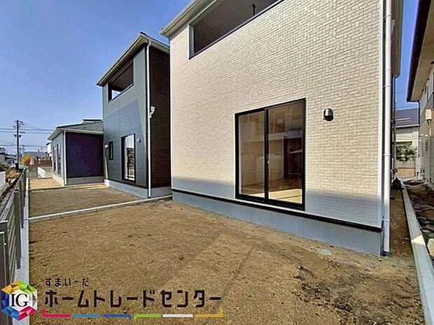 【庭】3号棟 お庭スペース☆
全棟に、南向きの広々としたお庭がございます♪
小さなお子様の遊び場や、ガーデニング・家庭菜園・BBQなどお好みにお楽しみいただけます♪