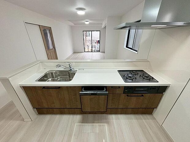 【キッチン】3号棟
収納力豊富なシステムキッチン。
毎日の洗い物がラクになる便利な食洗機付きです♪
時間を短縮して、家事の時間も確保できます。