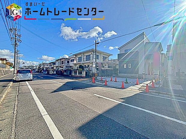【前面道路含む現地写真】前面道路は閑静な住宅地をはしる車通りの少ない北側約12mの道路。
お車の出し入れが苦手なママや小さなお子様にも安心ですね。
しっかり舗装もされているので、ベビーカ等で通っても快適に通行できます。