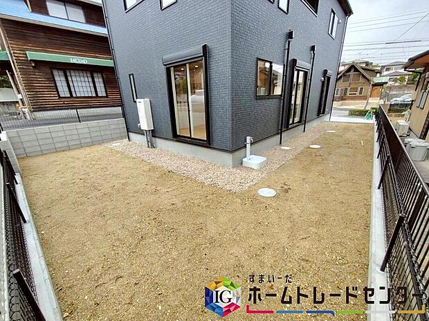 【庭】ゆったりとした庭がついています。
趣味のスペースや園芸、ドッグランなど希望の形にカスタマイズして楽しめるスペースです。