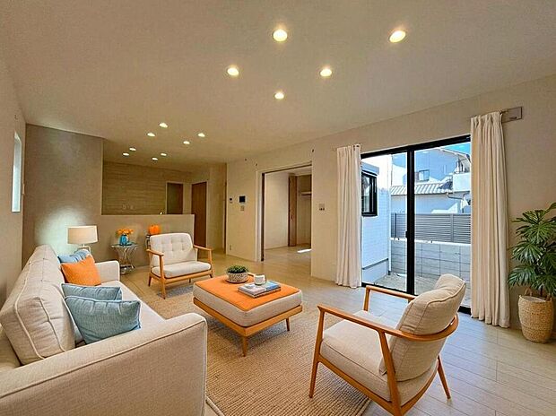 【リビング】3号地
陽光ふりそそぐ17.2帖の明るいリビング♪
対面式キッチンは、家事をしながら家族の様子が一目でわかる安心&便利設備♪
※家具をCGで加工しています。家具付き販売ではございません。