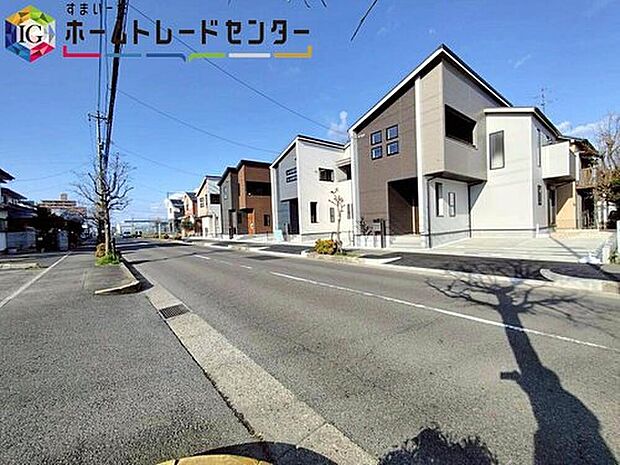 【前面道路含む現地写真】前面は、西側約12.0mの道路です。
ゆとりがあり、駐車も落ち着いて行える環境になっています。
しっかりと舗装されている道路なので、ベビーカー等で通っても安心です♪