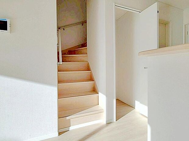 【収納】１号棟　キッチン収納
１・２階の廊下にクローゼットを設けました！
衣類や掃除道具、日用品などをすっきり収納できます。
部屋に余計な家具を置かなくて済むので、生活空間が広く感じられます。