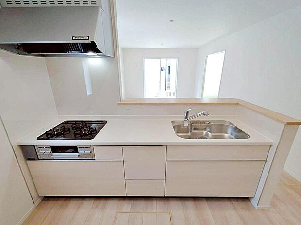 【キッチン】1号棟
収納力豊富なシステムキッチン。
大型スライド収納付きで、すっきり片付けやすいキッチンです。
床下収納もついています♪