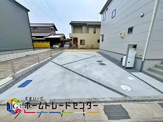【駐車場】１号棟
各棟に並列３台駐車可能なスペースを確保しました☆
来客時も安心です♪
セカンドカー用にされてもいいですね♪
交通量が少なく、ゆとりをもって駐車できます。
駐車が必要ないスペースは他の用途多数！