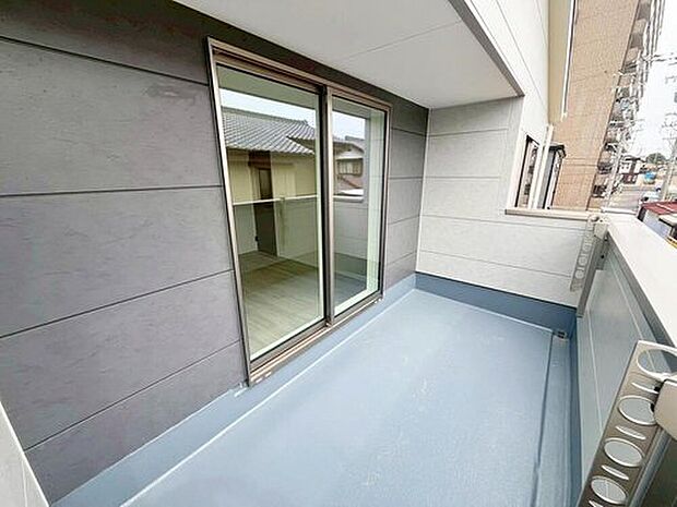 【バルコニー】広々としたルーフバルコニー♪家族分の洗濯物もしっかり干せます。南向きで日当たりも良く、毎日のお洗濯が楽しくなりそう♪