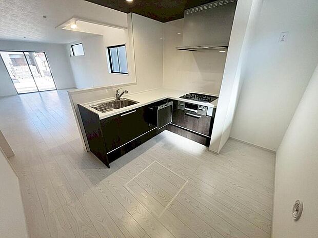 【キッチン】3号棟
収納力豊富なシステムキッチン。
毎日の洗い物がラクになる、便利な食洗機付きです♪
時間を短縮して、家事の時間も確保できます。