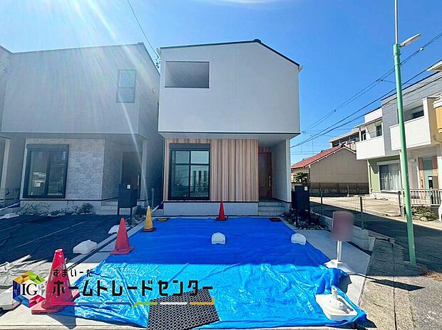 【現地外観写真】守山区森孝３期（写真１号棟）
ゆとりのカースペース2台分。
間口が広く、お車の出し入れもスムーズに行えます。