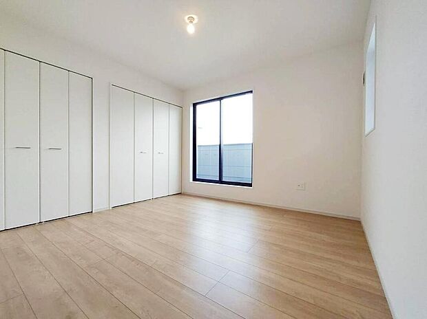 【リビング以外の居室】1号棟
バルコニーに直接アクセスできる居室です!
全居室に二面採光を施した為、晴れの日の日中はいつも明るい室内に。
窓を開放すれば、気持ちの良い風が入り込んできます。