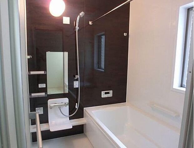 【浴室】足を伸ばして毎日の疲れを癒せる広々1坪タイプです。半身浴もでき、ゆっくりと寛げます。お子様と一緒でも快適に入浴が出来ますね。