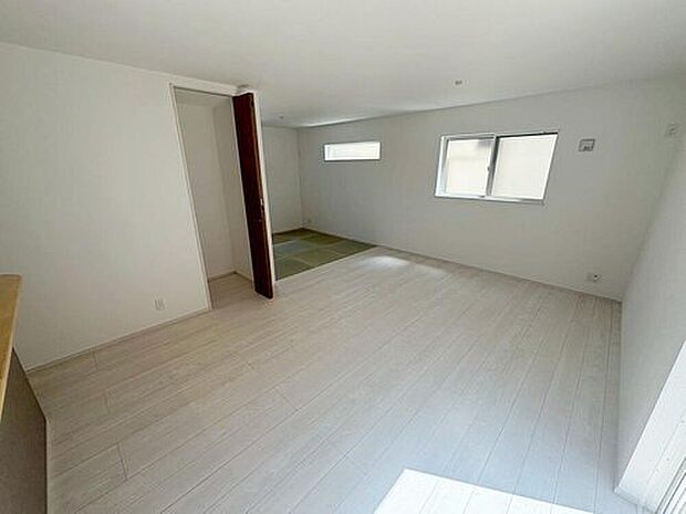 【リビング】明るい雰囲気が心地いい20.5帖のリビング♪
採光良好です!
家族団らんの時間も増えそうなくつろぎの場所になりそう♪