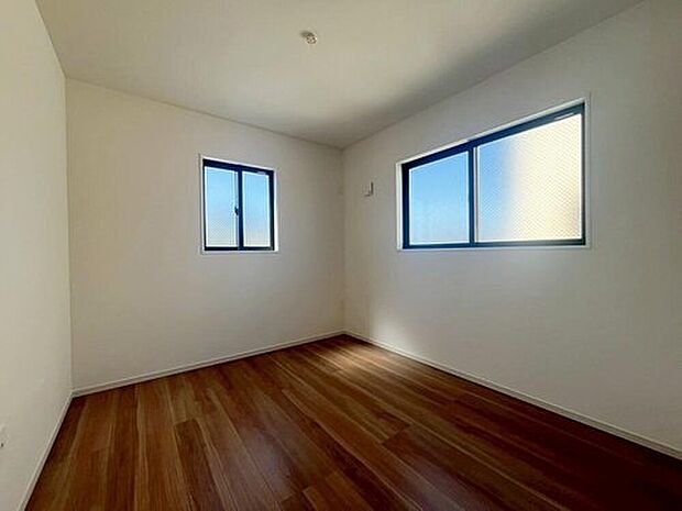 【リビング以外の居室】二面採光を施した為、晴れの日の日中はいつも明るい室内に。
窓を開放すれば、気持ちの良い風が入り込んできます。