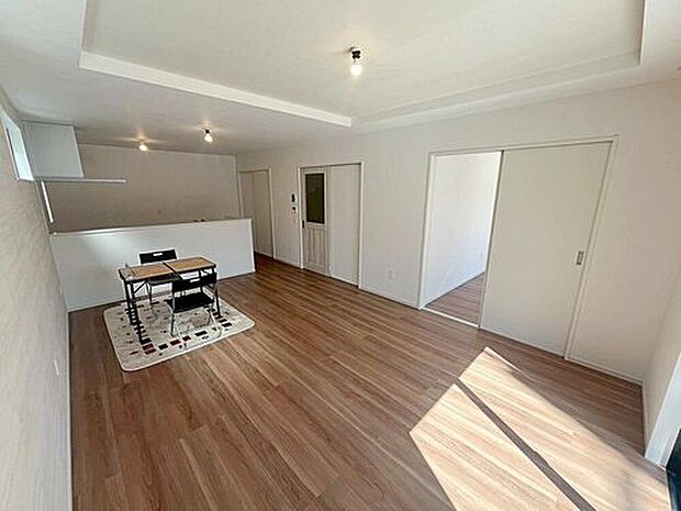 【リビング】陽光差し込む17帖の広々リビング♪
対面式キッチンは、家事をしながら家族の様子が一目でわかる、安心&便利設備♪
家族団らんの時間も増えそうなくつろぎの場所になりそう♪