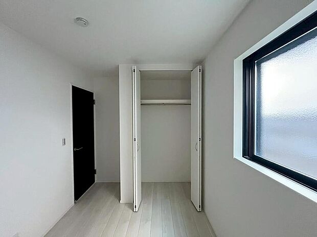 【収納】1号棟
各居室に収納スペースを設けました!
お洋服をたくさんお持ちの方でもたっぷり収納できます。
お部屋を最大限広くご活用いただけます♪