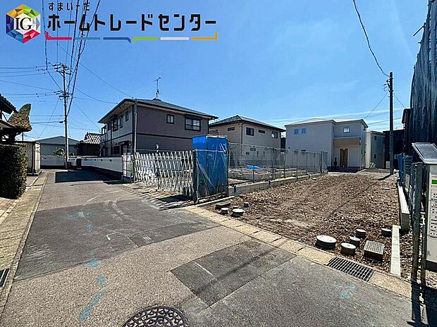 【前面道路含む現地写真】前面は、交通量の少ない北側4.5mの公道に接道しています。
ゆとりがあり、駐車も落ち着いて行えます。
しっかり舗装されているので、ベビーカーや自転車で通っても快適に通行できます。