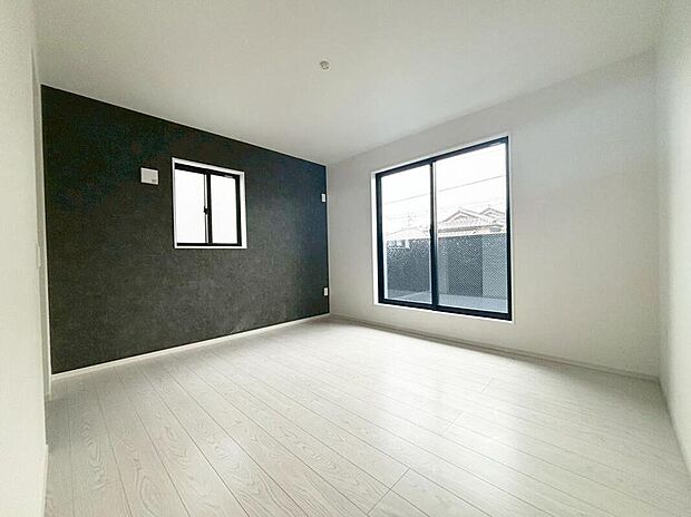 【リビング以外の居室】1号棟
バルコニーに直接アクセスできる居室です!
室内の空気を効率よく入れ替えることができ、夏場や湿気の多い時期には便利です♪
2面採光を施した為、晴れの日の日中はいつも明るい室内になります♪