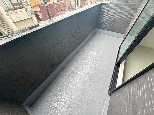 【バルコニー】１号棟
広々としたバルコニー♪
家族分の洗濯物もしっかり干せます。
南向きで日当たりも良く、毎日のお洗濯が楽しくなりそう♪