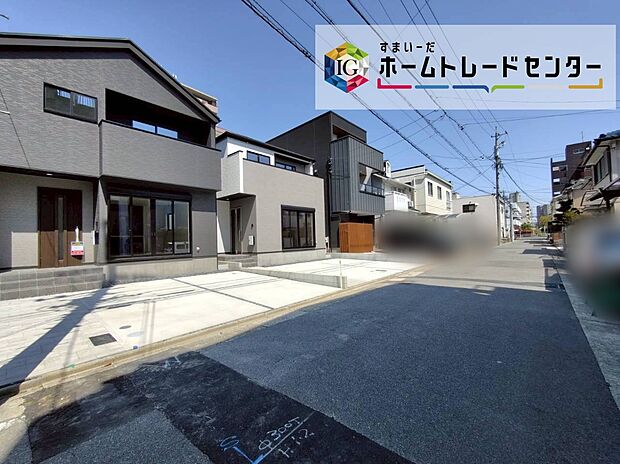 【前面道路含む現地写真】前面は、交通量の少ない南側約５．３ｍの道路です。
ゆとりがあり、駐車も落ち着いて行える
環境になっています。
しっかり舗装されている道路なのでベビーカー等で通っても安心ですね♪