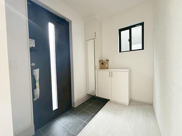 【玄関】１号棟
明るくて清潔感溢れる玄関。
便利な下駄箱収納付き♪
散らかりがちな玄関もすっきりと片付きます♪