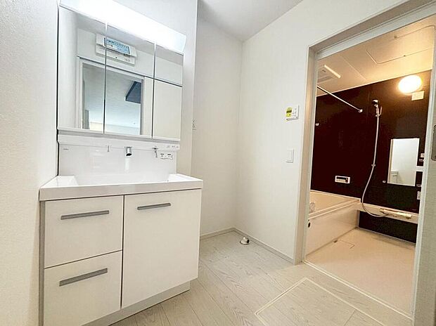 【洗面台・洗面所】１号棟
暮らしを快適にする三面鏡仕様の洗面化粧台。
収納力と機能性に優れた使いやすい設備で、忙しい朝の身支度もスムーズに♪