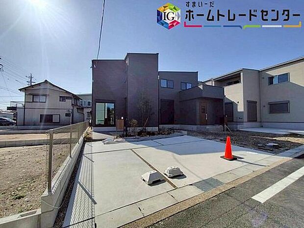 【現地外観写真】お車2台分の駐車スペースを確保しており、ご家族それぞれでお車をお持ちの方はもちろん、来客時にも安心してご利用いただけます♪