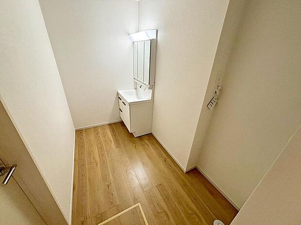 【洗面台・洗面所】暮らしを快適にする三面鏡仕様の洗面化粧台。
収納力と機能性に優れた使いやすい設備で、忙しい朝の身支度もスムーズに♪