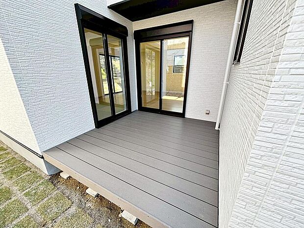 【その他現地】室内と屋外をゆるやかにつなぐウッドデッキが、住まいに開放感をプラス。季節の風を感じながらくつろげます。