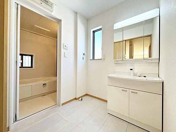 【洗面台・洗面所】B号棟
暮らしを快適にする洗面化粧台。　　
収納力と機能性に優れた使いやすい設備で、忙しい朝の身支度もスムーズに♪　