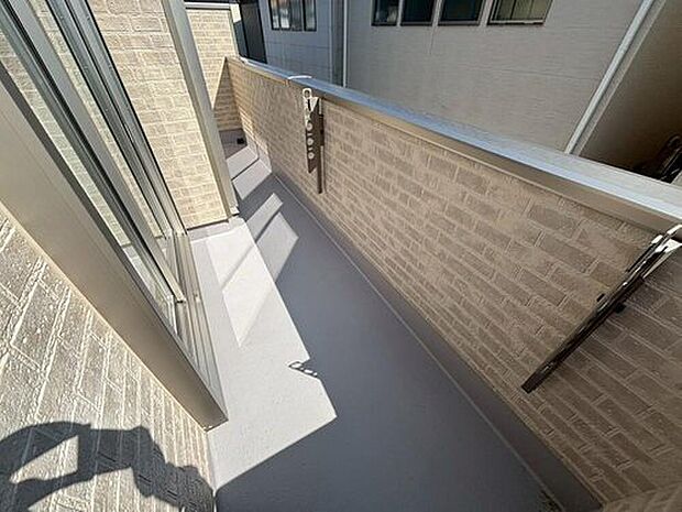 【バルコニー】B号棟
奥行を広めに取ったバルコニー♪
家族分の洗濯物もしっかり干せます。
南向きで日当たりも良く、毎日のお洗濯が楽しくなりそう♪