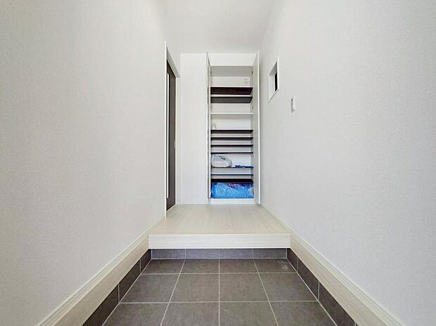 【玄関】１号棟
大容量の収納スペースを設けました♪
急な来客時でも、玄関が散らからないので安心ですね♪
ブーツやサンダルなど、季節ごとの靴もすぐに取り出せて便利です♪