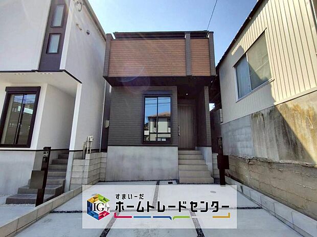 【現地外観写真】北区川中町　全２棟（写真２号棟）
堂々完成☆
【ご見学可能♪】光と風を呼び込む全室南向き☆床暖房や食洗機など充実の設備！