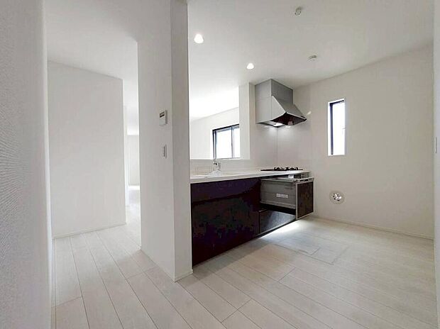 【キッチン】１号棟
収納力豊富なシステムキッチン。
大型スライド収納付きで、すっきり片付けやすいキッチンです。
床下収納もついています♪