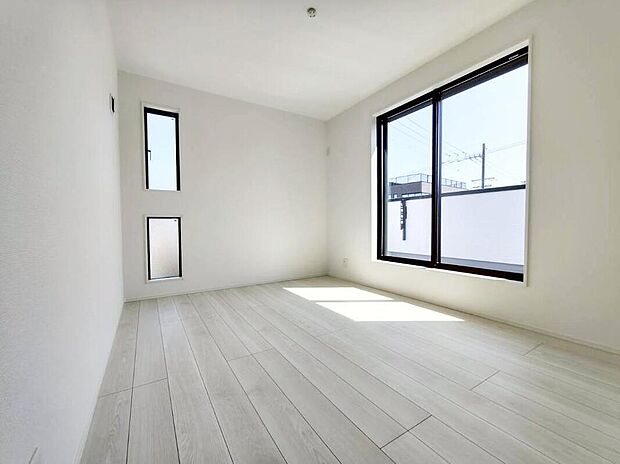 【リビング以外の居室】1号棟
バルコニーに直接アクセスできる居室です!
室内の空気を効率よく入れ替えることができ、夏場や湿気の多い時期には便利です♪