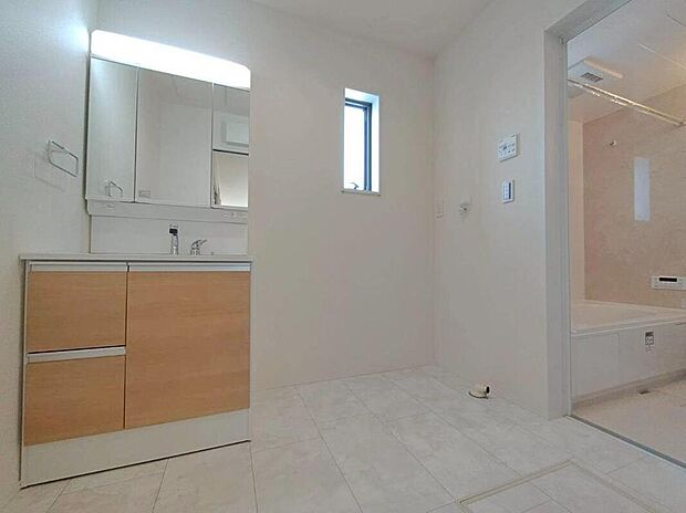 【洗面台・洗面所】１号棟
暮らしを快適にする三面鏡仕様の洗面化粧台。
収納力と機能性に優れた使いやすい設備で、忙しい朝の身支度もスムーズに♪