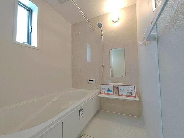 【浴室】１号棟
１坪以上広さを設けた浴室で、ゆったりバスタイム♪
お子様と一緒に入るにも充分な広さです。
一日の疲れを癒せます♪