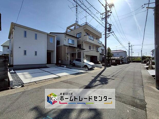 【前面道路含む現地写真】前面は、北側約６．５ｍの道路に接道しています。
車通りも少なく、落ち着いて駐車が可能です♪