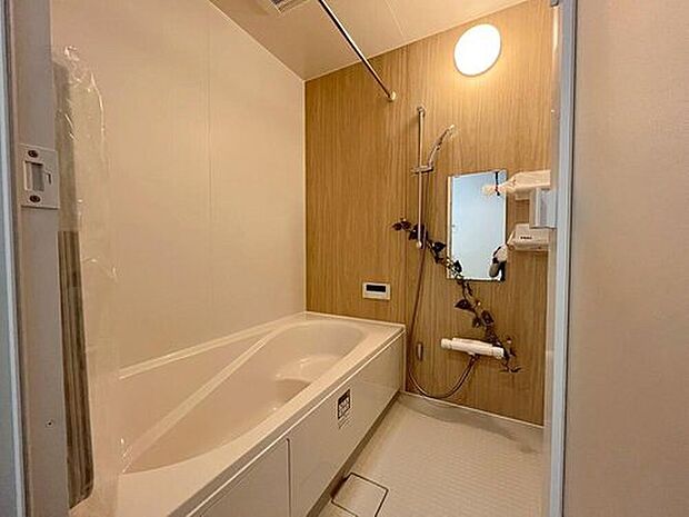 【【１坪以上広さを設けた浴室】】１坪以上広さを設けた浴室で、ゆったりバスタイム♪
お子様と一緒に入るにも充分な広さです。一日の疲れを癒せます♪