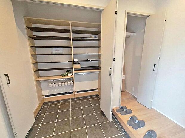 【玄関】1号地
明るくて清潔感溢れる玄関。
便利な下駄箱収納&廊下収納付きです♪
散らかりがちな玄関もすっきりと片付きます。