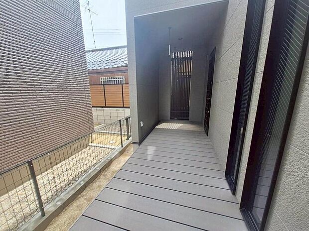 【現地外観写真】1号地 ウッドデッキ
リビングからアクセス可能な広々ウッドデッキがございます♪
外で気軽にくつろげる第二のリビングができて、毎日の楽しさが自然と増えます♪