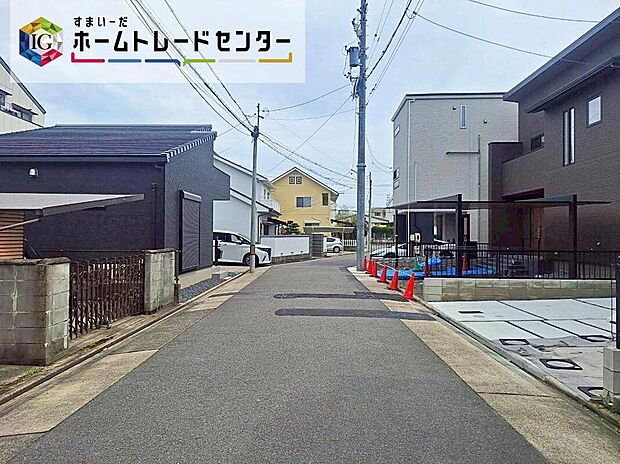 【前面道路含む現地写真】前面は、交通量の少ない北側約6mの道路です。
ゆとりがあり、駐車も落ち着いて行える環境になっています。
舗装されているので、ベビーカーや自転車で通っても快適に通行できます。